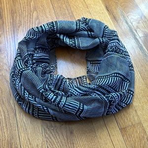 Lightweight Geometric Print Infinity Scarf